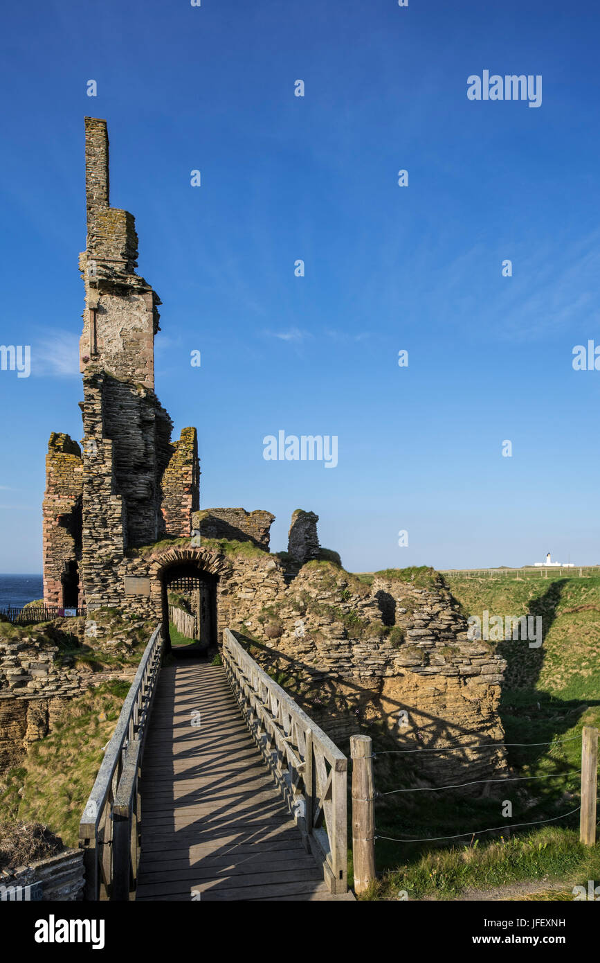 Castle Sinclair Girnigoe near Wick, Noss Head, Caithness, Scotland, UK Stock Photo