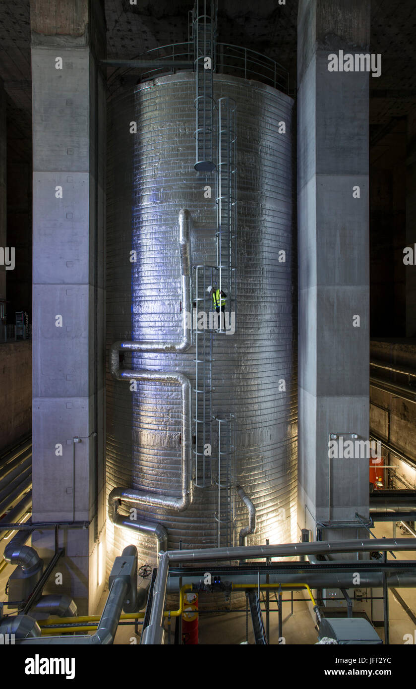 GERMANY, Hamburg, old anti-aircraft bunker rebuild as renewable energy project with heat storage and biomethane gas engine / DEUTSCHLAND,  Hamburg-Wilhelmsburg, IBA Projekt Energie Bunker, Gesamtleistung Wärme: 22.400 MWh - ausreichend für 3.000 Haushalte, Strom: 2.850 MWh - ausreichend für 1.000 Haushalte, grosser Waermespeicher mit 2000 Kubikmeter, er wird durch die Waerme eines biomethanbefeuerten Sokratherm Blockheizkraftwerks (BHKW) und einer solarthermischen Anlage sowie aus der Abwaerme eines Industriebetriebes gespeist Stock Photo