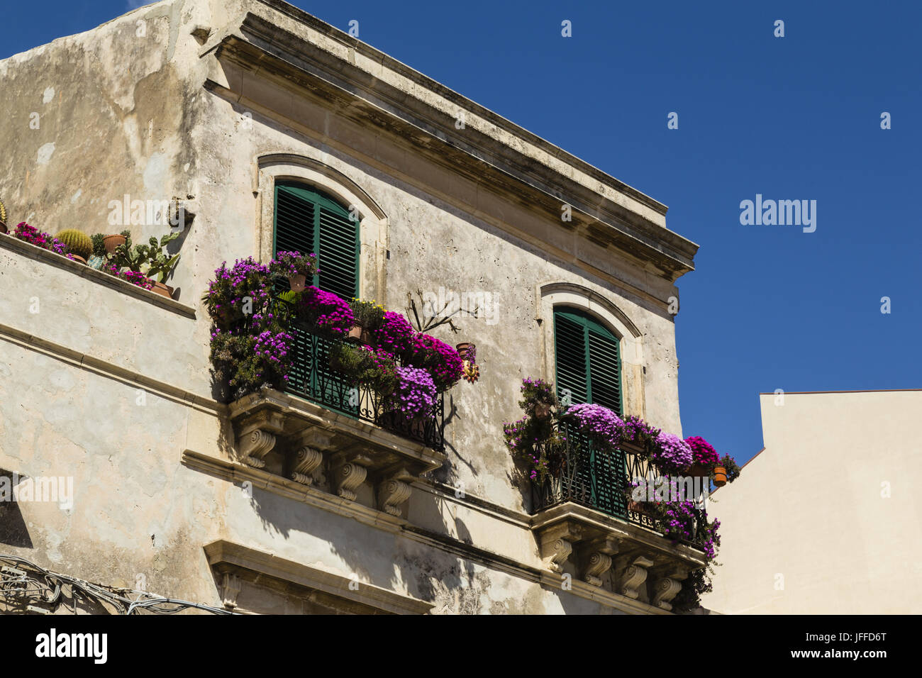 house in Syracuse, Sicily Stock Photo Alamy