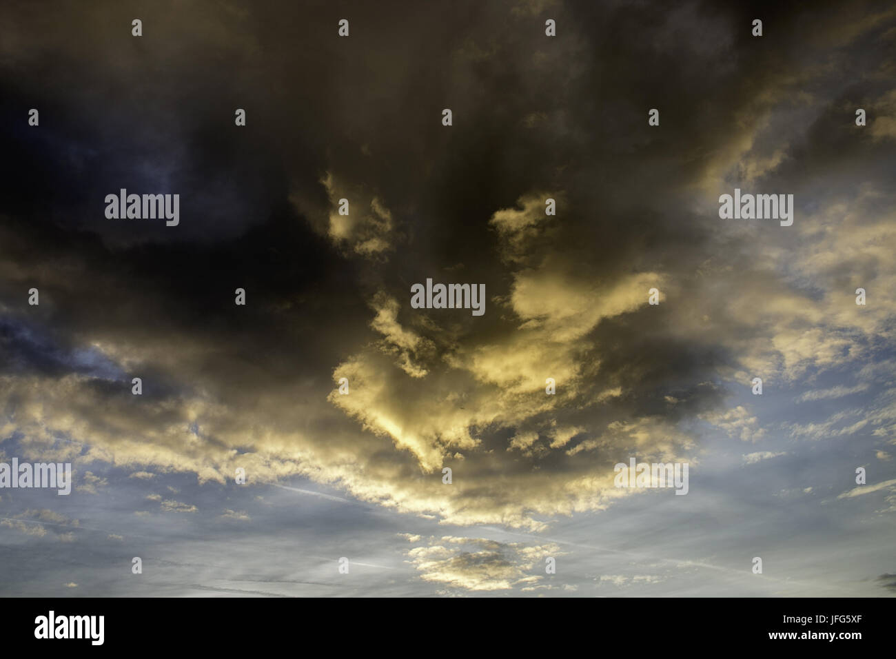 Himmel mit bedrohlicher Wolkenformation Stock Photo