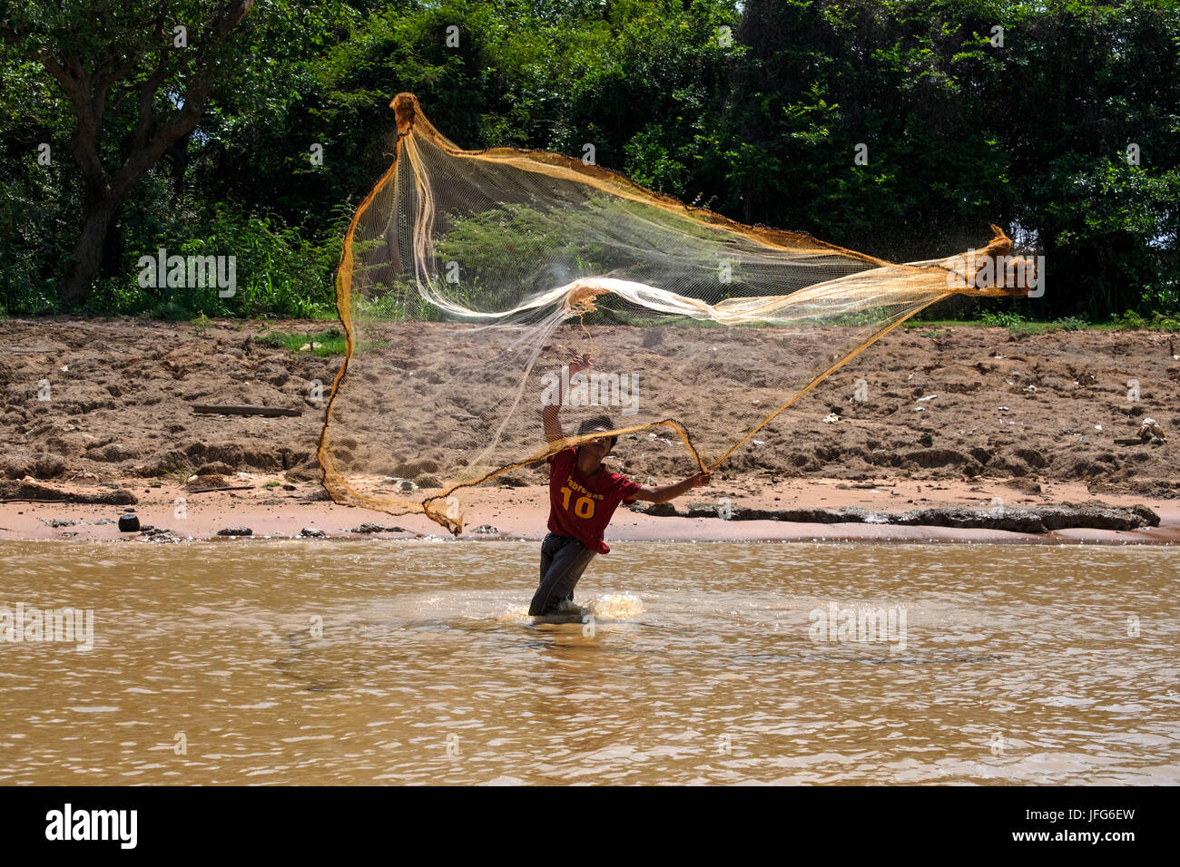 Fisherman throwing a net, asia hi-res stock photography and images - Alamy
