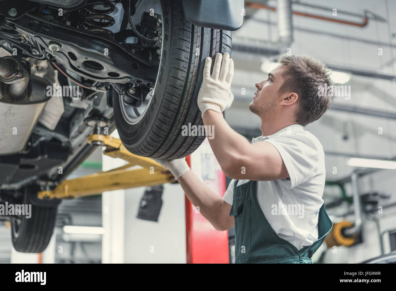 Mechanic service hires stock photography and images Alamy