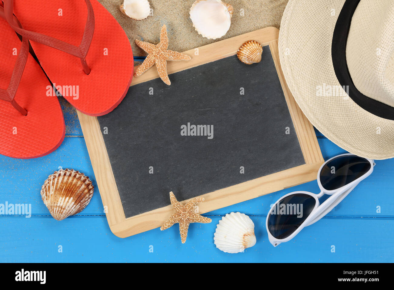 Strand Accessoires im Sommer und Urlaub mit Muscheln, Textfreiraum Stock Photo