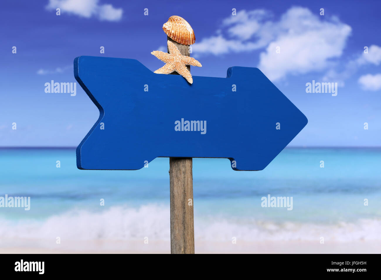 Leeres Schild mit Strand, Textfreiraum und Meer in den Ferien im Sommer Stock Photo