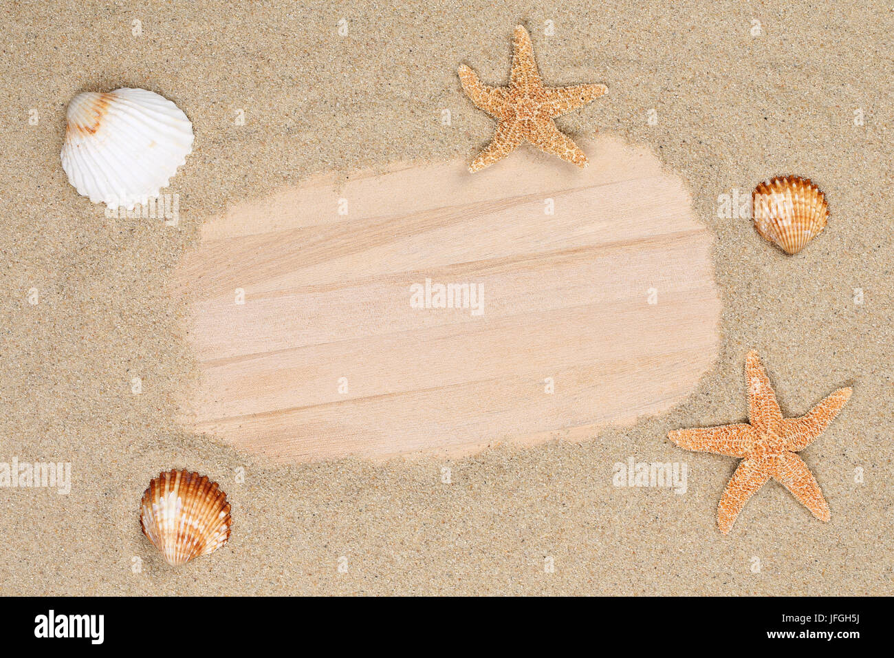 Strand Sand Szene im Urlaub Sommer mit Seestern, Muscheln und Textfreiraum Stock Photo