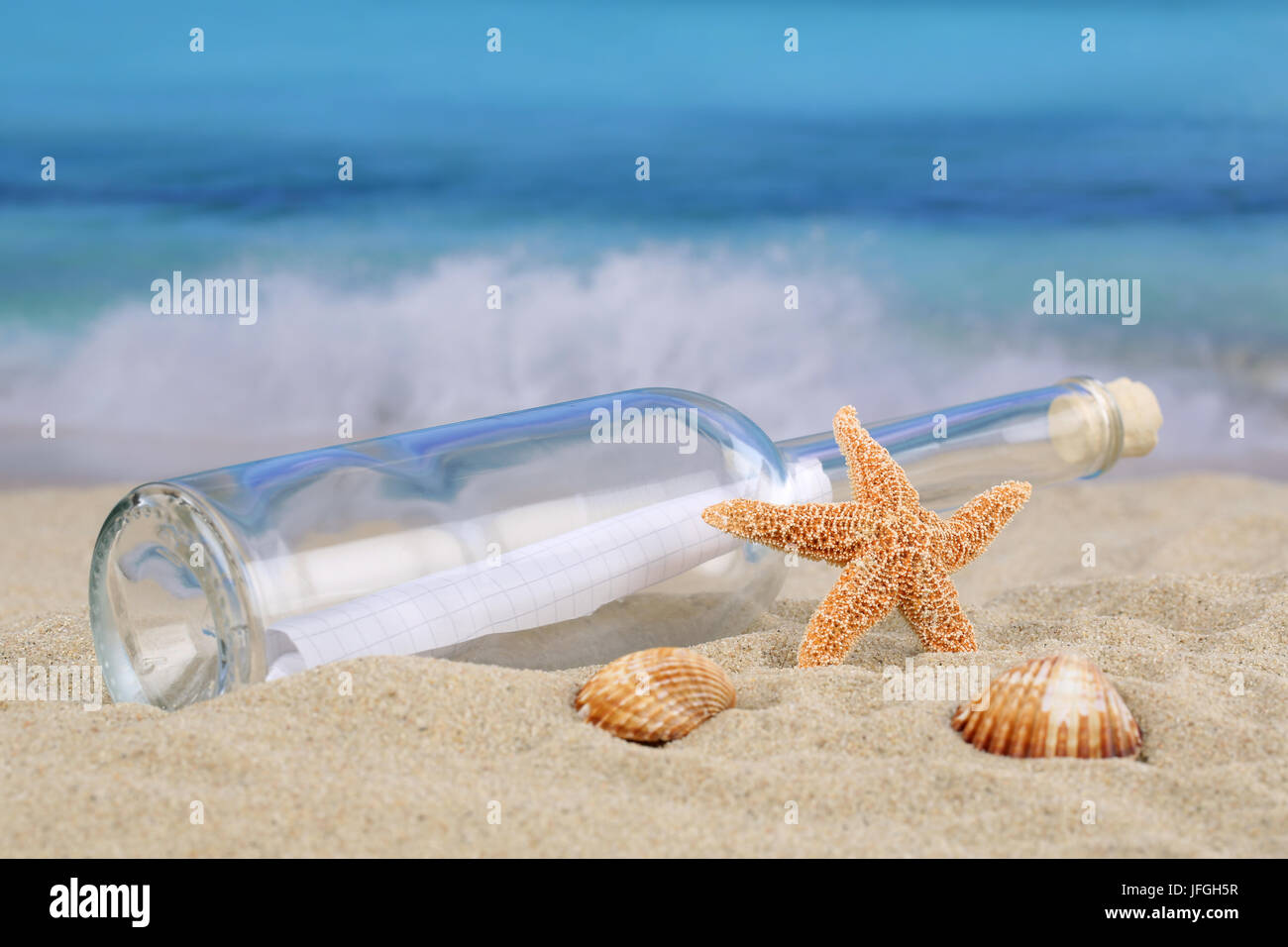 Strand Szene im Sommer, Urlaub mit Nachricht in Flaschenpost Stock Photo