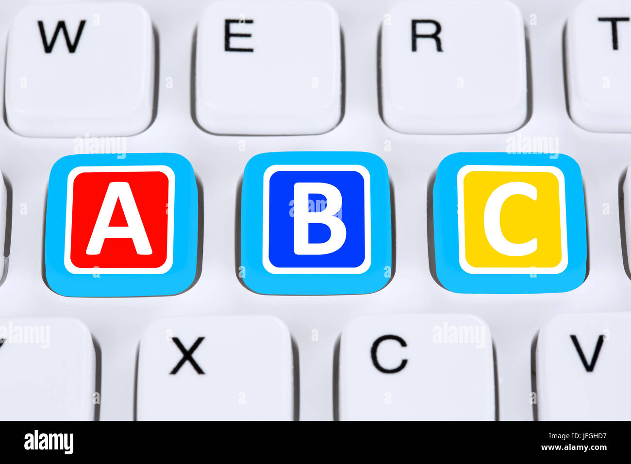 ABC lernen in Schule für Schüler auf Computer Nachhilfe Stock Photo