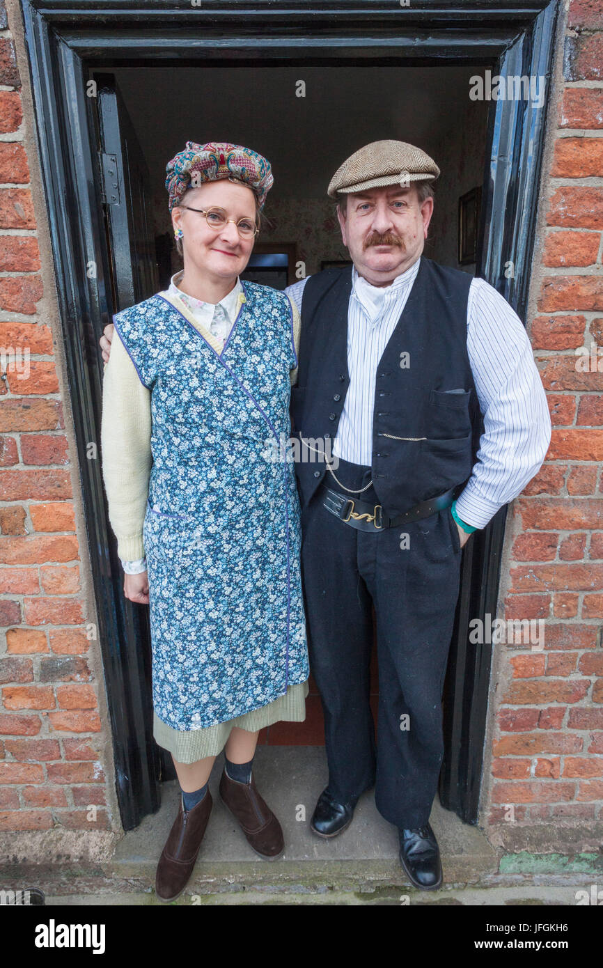 Couple in 1930s clothing hi-res stock photography and images - Alamy