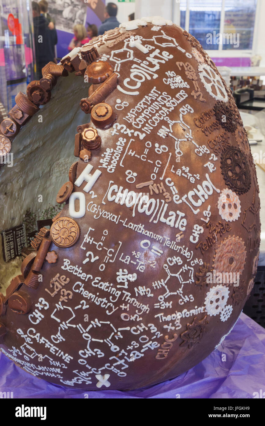 England, Birmingham, Bournville, Cadbury World, Exhibit of Giant Chocolate Egg Stock Photo