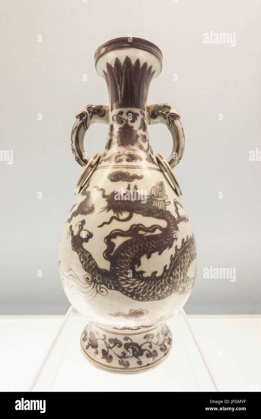 China, Shanghai, Shanghai Museum, Ming Dynasty (1368–1644 AD) Vase depicting Dragon and Clouds Stock Photo