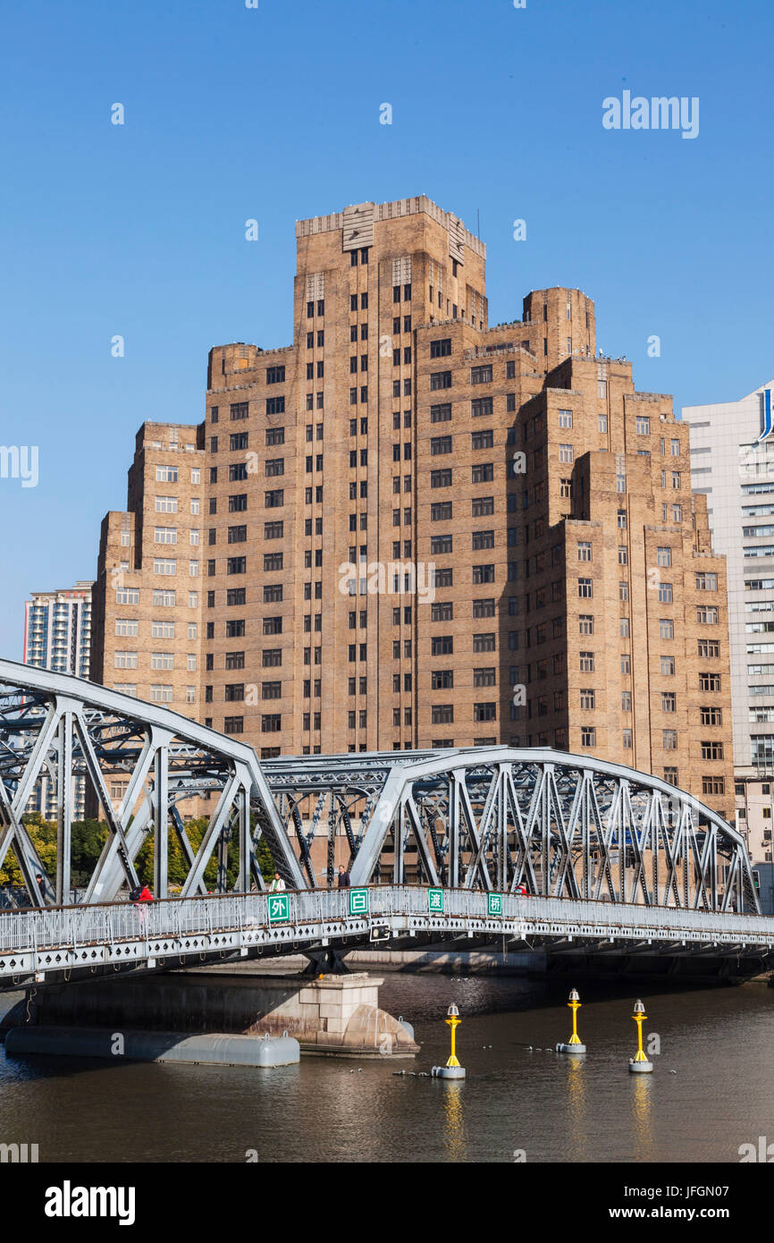 China, Shanghai, Suzhou Creek, Waibadu Bridge aka Garden Bridge and Broadway Mansions Hotel Stock Photo