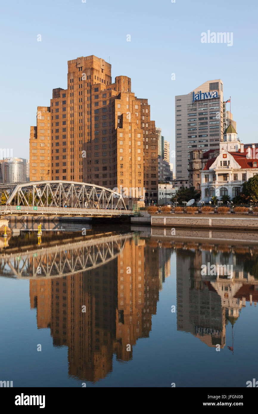 China, Shanghai, Suzhou Creek, Waibadu Bridge aka Garden Bridge and Broadway Mansions Hotel Stock Photo