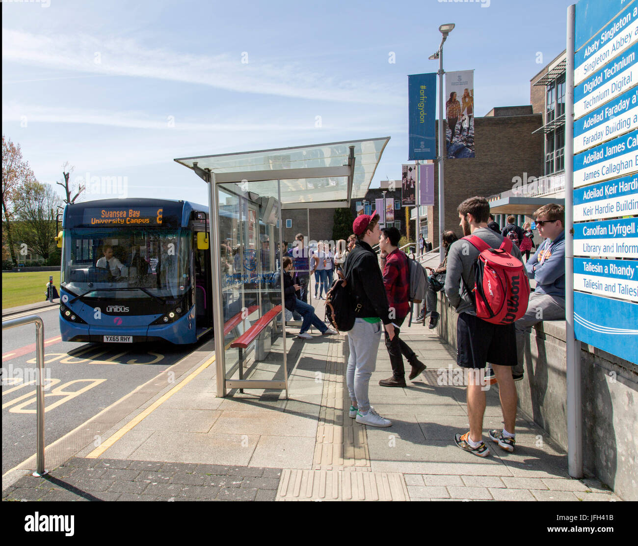 Bus stop sign and people waiting hi-res stock photography and images ...