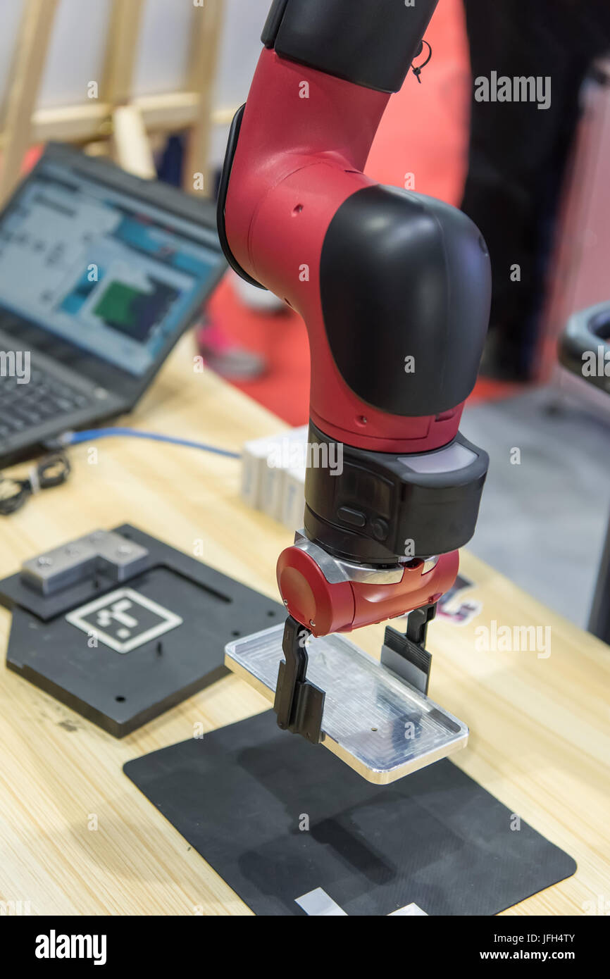 Machine Vision Phones Robotic machine vision system in phone factory Stock Photo - Alamy