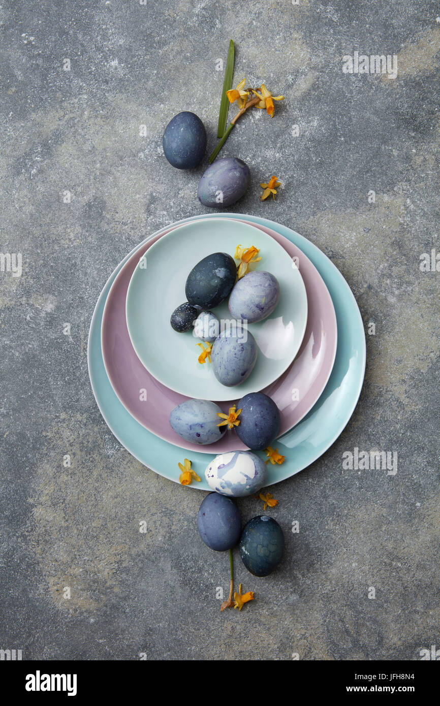 Easter eggs dried flowers hi-res stock photography and images - Alamy