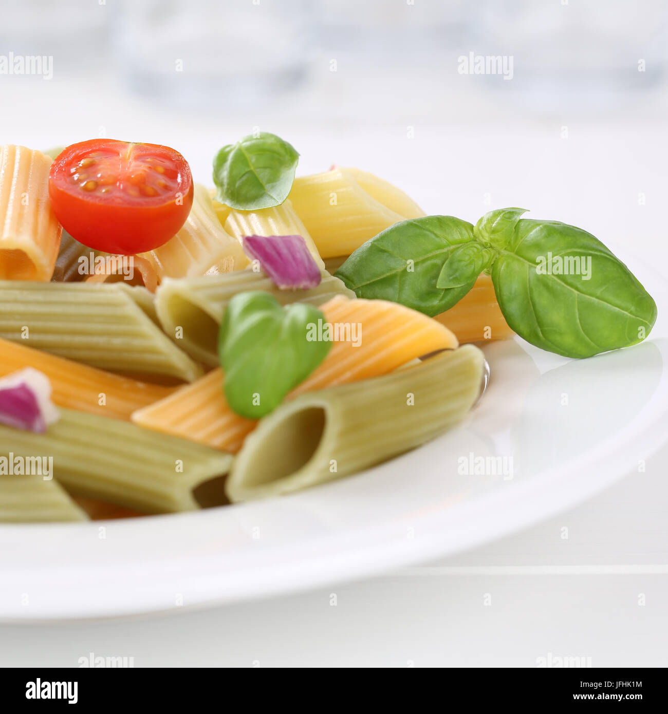 Italienische Küche bunte Penne Rigate Nudeln Pasta Gericht mit Tomaten ...