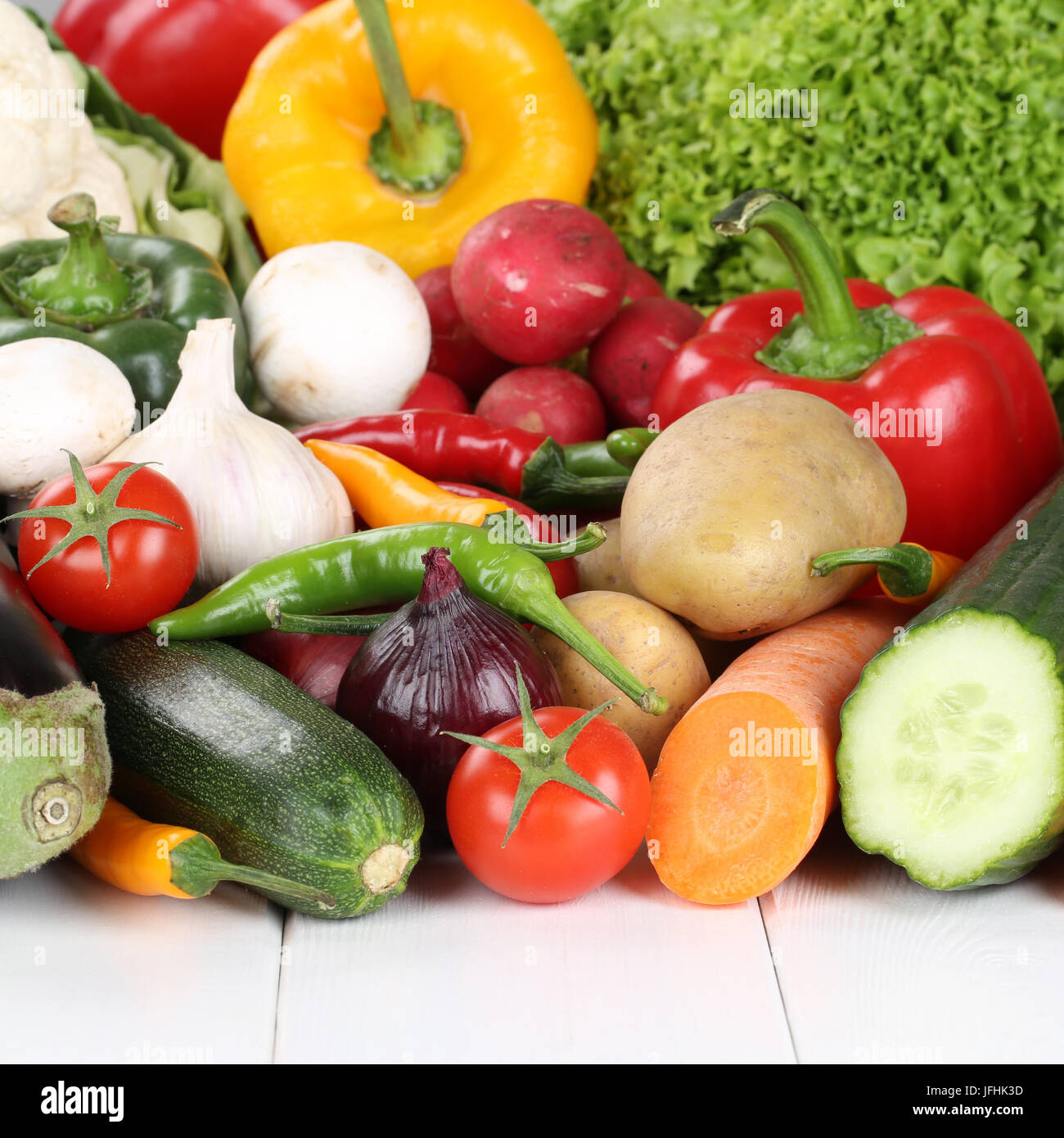 Gemüse wie Tomaten, Paprika, Salat, Pilze und Karotten Stock Photo - Alamy