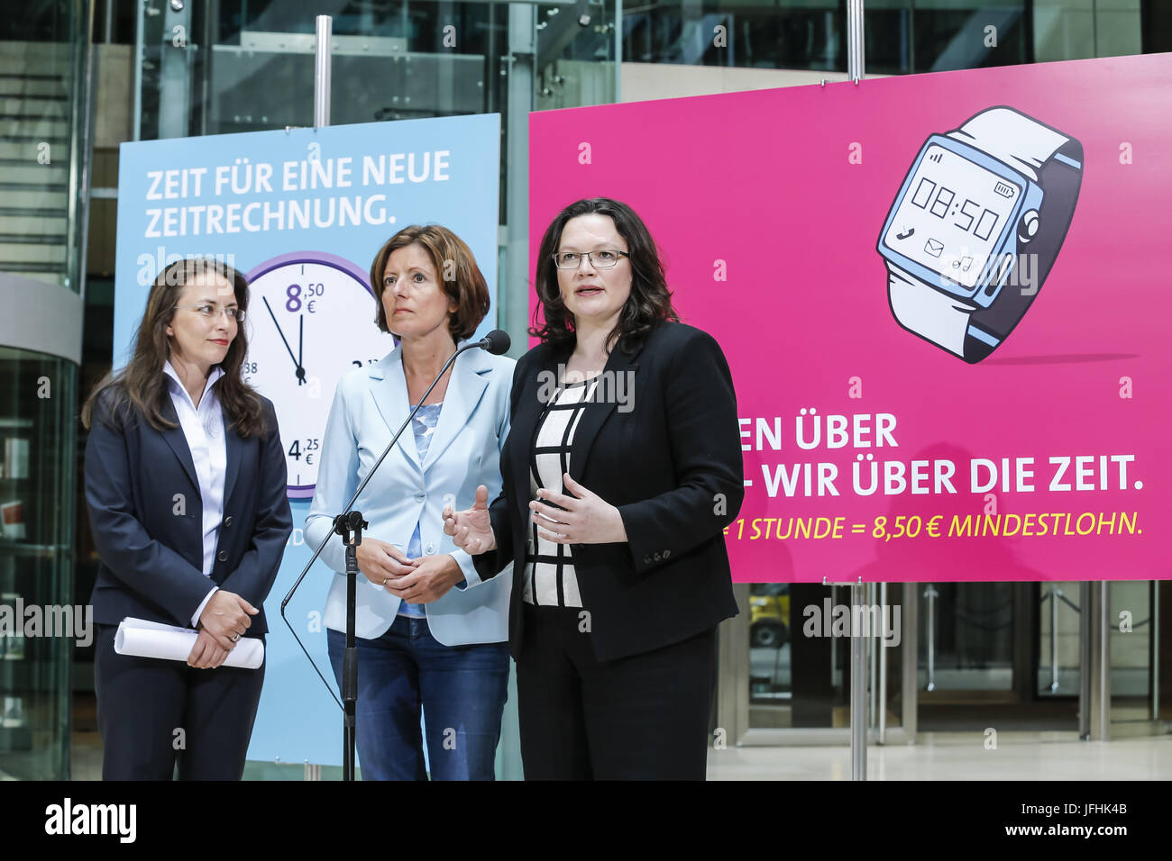 SPD minimum wage poster presentation in Berlin Stock Photo Alamy