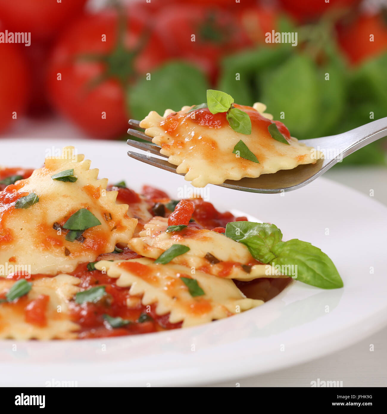 Italienisches Essen Ravioli Nudeln Mit Tomaten Sauce Pasta Gericht Stock Photo Alamy