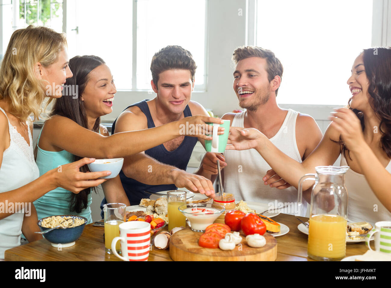 мужчина и женщина завтракают вместе. My friends having breakfast. чаепитие с любимым. My friends having breakfast. семья завтракает за столом ссср.