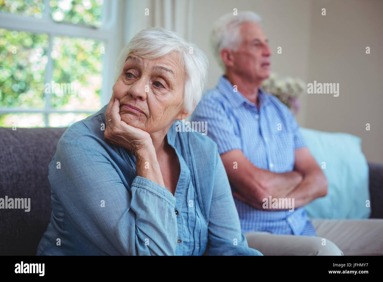 Бабушка изменяет мужу. Недовольный пожилой человек. Пожилая пара ссора. Пожилые люди поссорились. Ссора пожилых супругов.