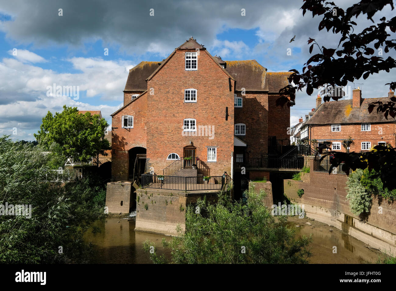 Tewkesbury buildings along side the River Severn Stock Photo - Alamy