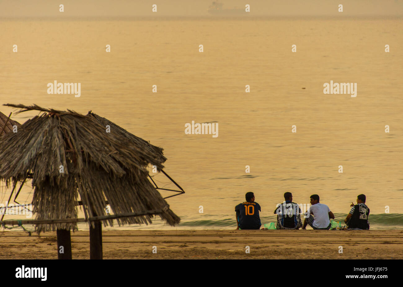 Arabia, Arabian peninsula, Sultanate of Oman, Muscat, Qurum, 'Liebesstrasse' Ash Shati Street, men on the beach in front of the Japengo cafe Stock Photo