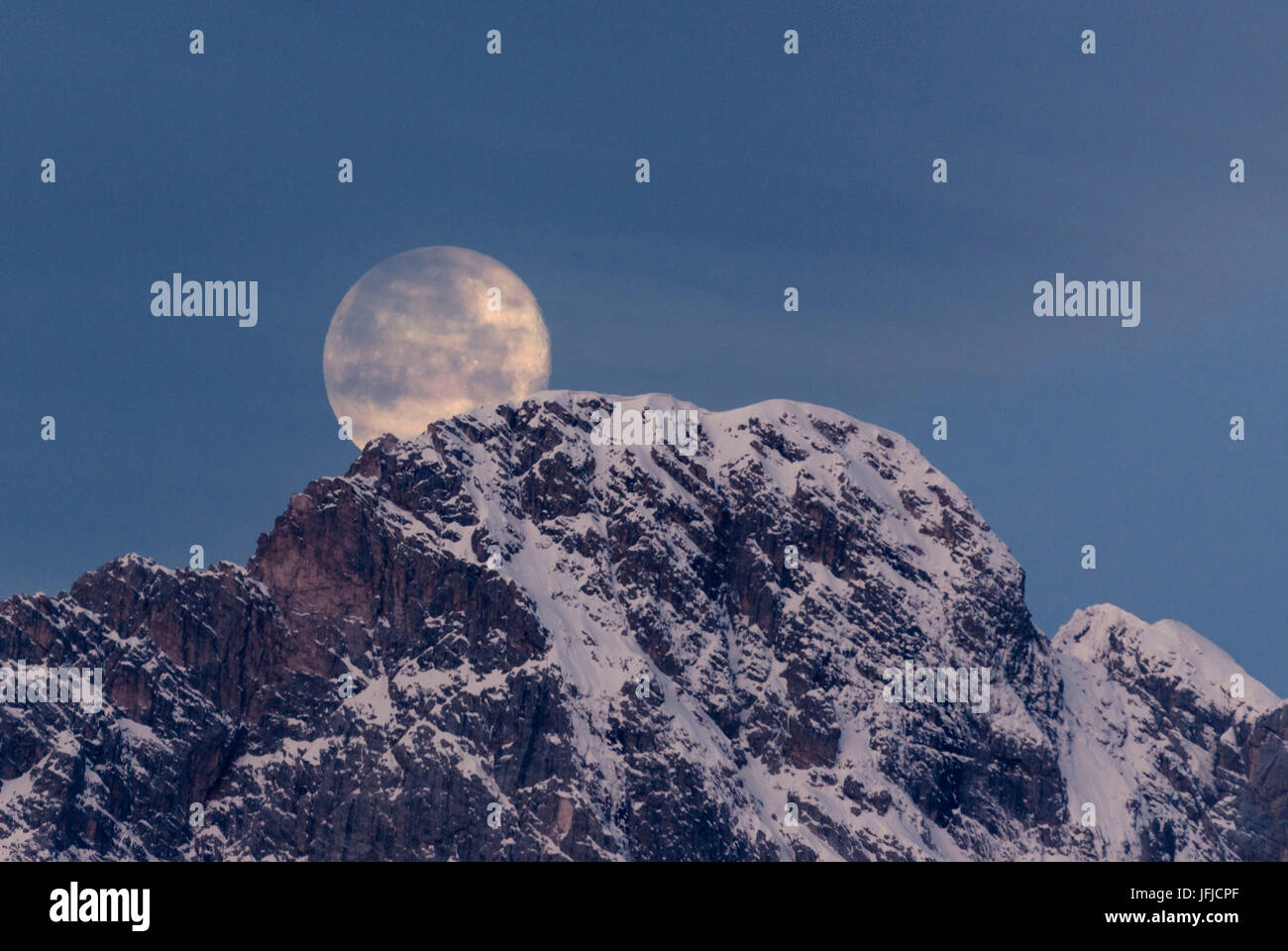 Croda Bianca, Moon, Marmarole, Belluno, Dolomites, Veneto, Italy, Moonset behind Croda Bianca Stock Photo