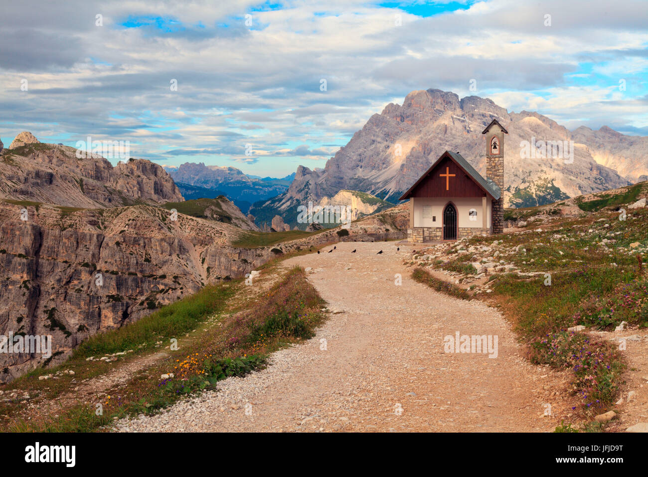 Tre Cime di Lavaredo, Trentino Alto Adige, Italy, A beautiful alpine church on the trail that connects the Auronzo refuge with the Three Peaks of Lavaredo Stock Photo