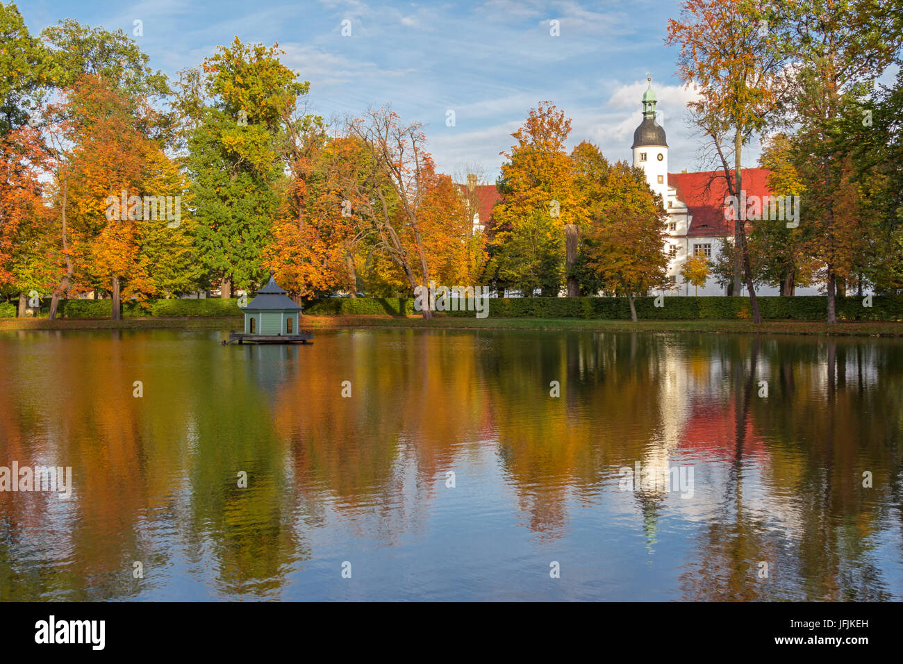 Goldener teich hires stock photography and images Alamy