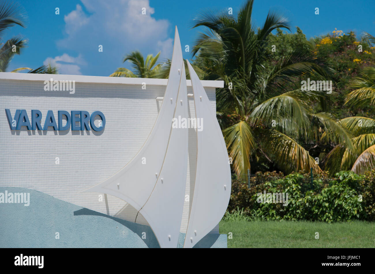 Varadero Kuba road sign with palm trees in background Stock Photo
