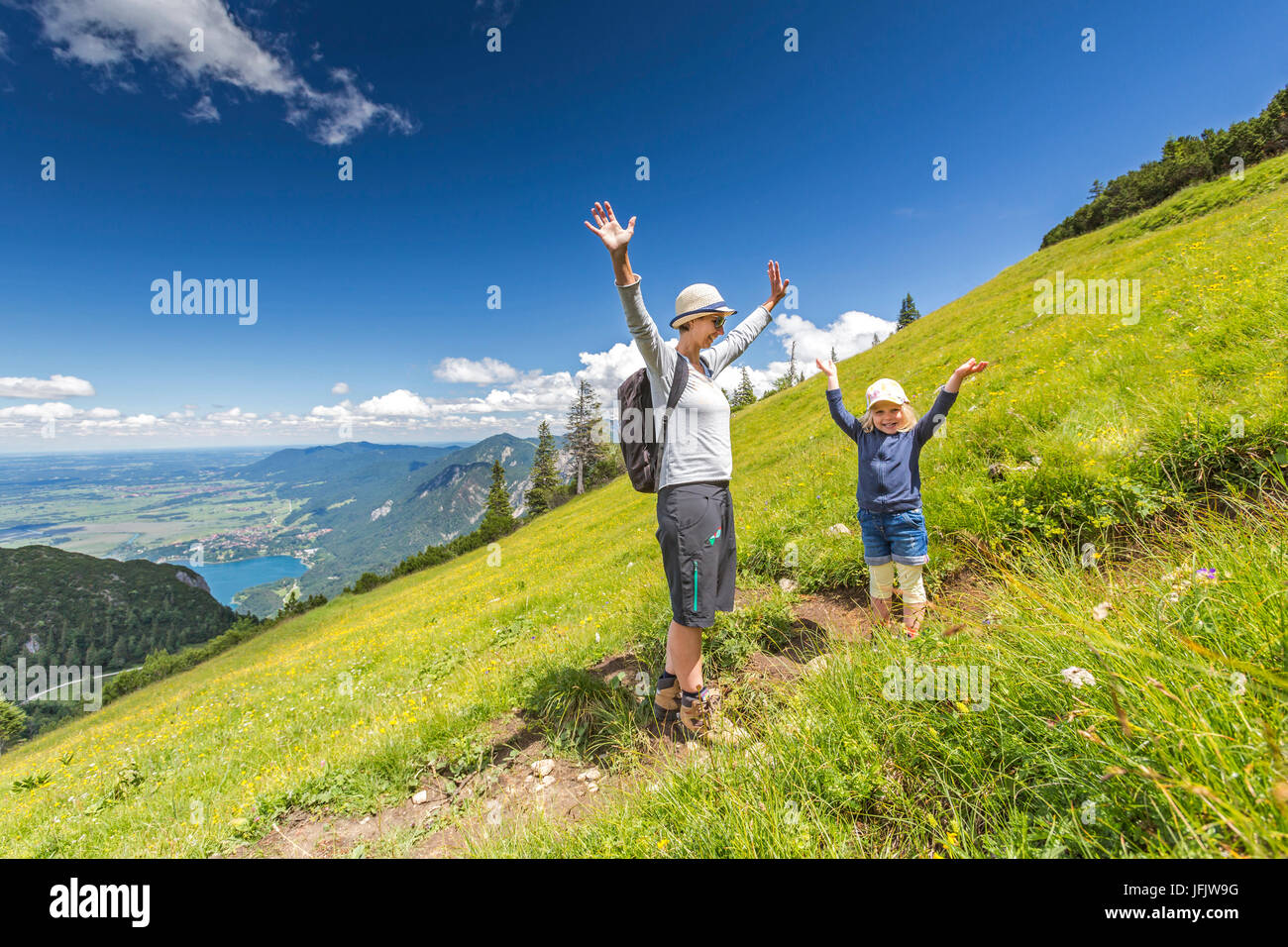 Mutter und Tochter bei der Bergwanderung im Sommer Stock Photo