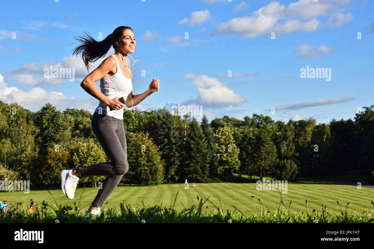 Young running jogging caucasian woman hi-res stock photography and images -  Page 113 - Alamy