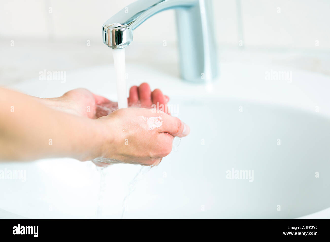 сон мыть руки под краном. рука моется под краном. руки под водой с мылом. сон мыть руки под краном. руки под краном.