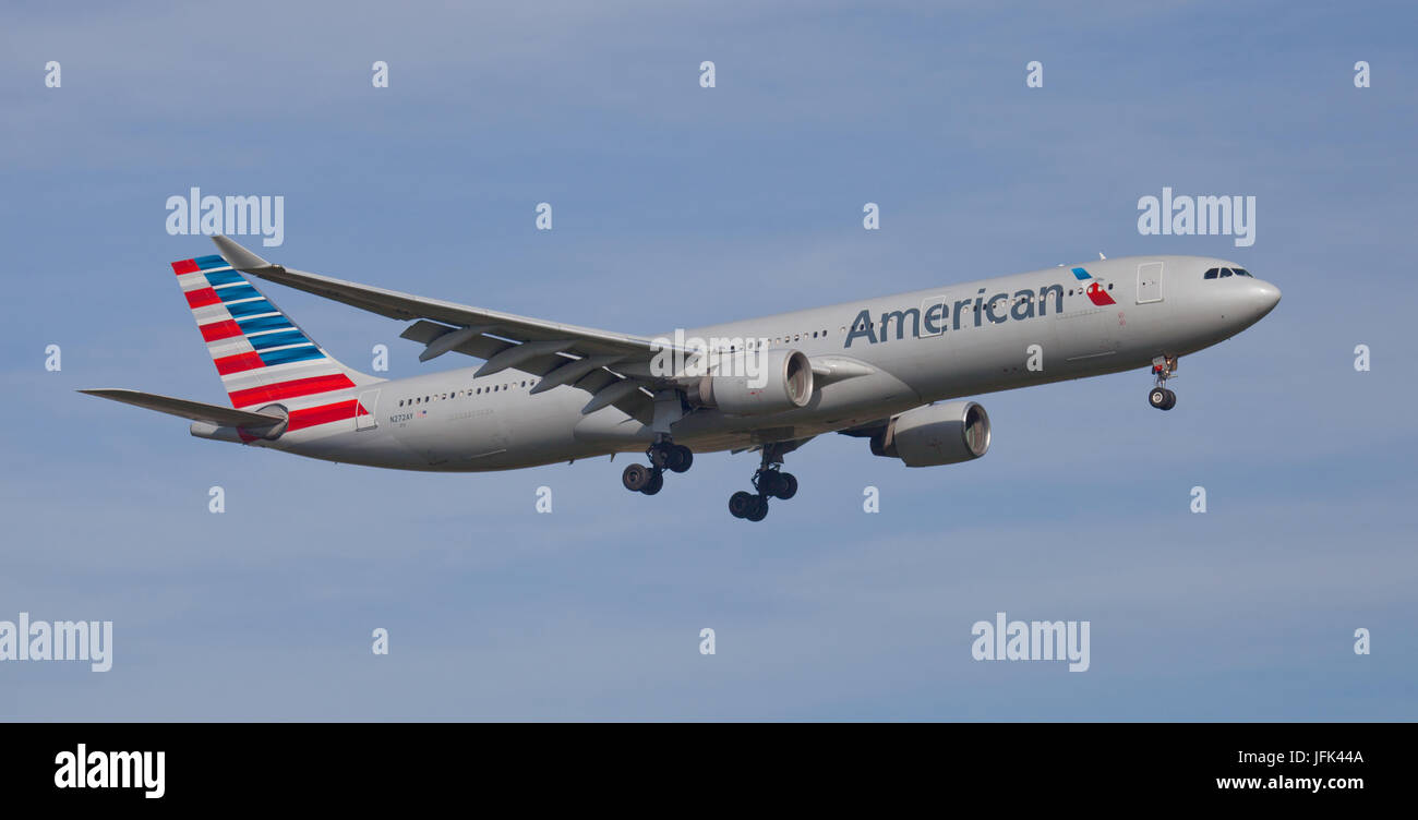 American Airlines Airbus a330 N272AY on final approach to London-Heathrow Airport LHR Stock Photo