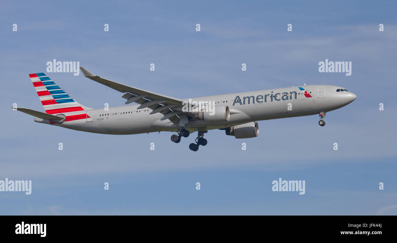 American Airlines Airbus a330 N272AY on final approach to London-Heathrow Airport LHR Stock Photo