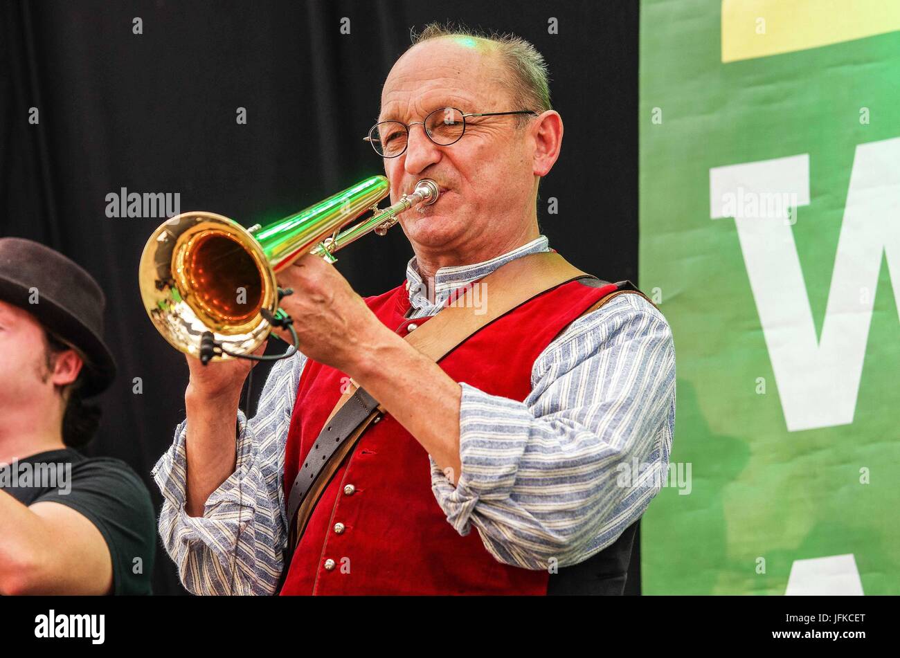 Tutzing, Bayern, Germany. 1st July, 2017. Green politician Cem Ã–zdemir captivated an audience of over 800 as he visited the Munich area to make a 'Fruehschoppen'' appearance at a festival tent in nearby Tutzing. In mainly southern German and Austrian culture, Fruehschoppen is the tradition of having an alcoholic beverage before noon. Furthermore, he served as guest speaker of the event in addition to Bavarian Landtag member Katharina Schulze. Ã–zdemir is renowned and highly-skilled orator.Ã–zdemir was a German Bundestag member from 1994-2002 and again since 2013. Credit: ZUMA Press, Inc./Ala Stock Photo