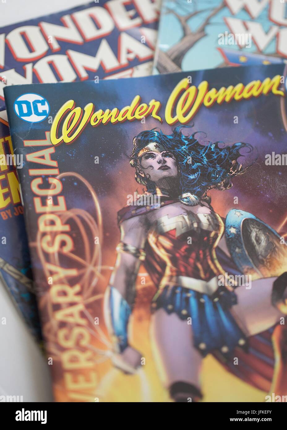 Wonder woman comics hi-res stock photography and images - Alamy