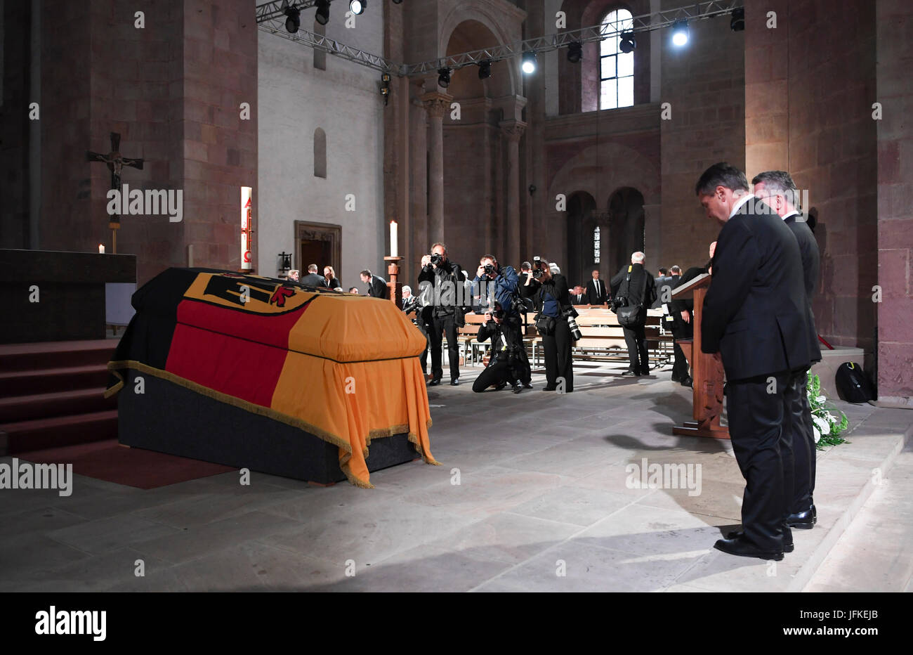 Speyer, Germany. 1st July, 2017. Federal minister of the interior Thomas de Maiziere (L) and minister of foreign affairs Sigmar Gabriel partake in the pontifical requiem for the deceased former German chancellor Helmut Kohl at the cathedral in Speyer, Germany, 1 July 2017. Kohl died on 16 June 2017 in the age of 87. The chancellor of the German unity held office for 16 years. Photo: Arne Dedert/dpa-Pool/dpa/Alamy Live News Stock Photo