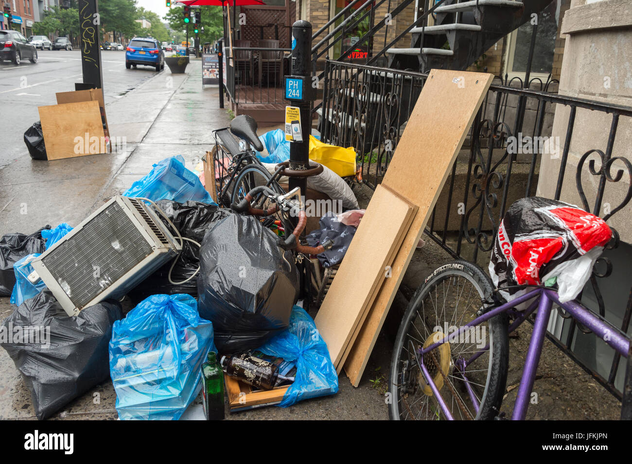 Montreal, Canada. 01st July, 2017. Moving Day in Montreal. In Quebec, July 1 (Canada Day) is also known as Moving Day. Credit: Marc Bruxelle/Alamy Live News Stock Photo