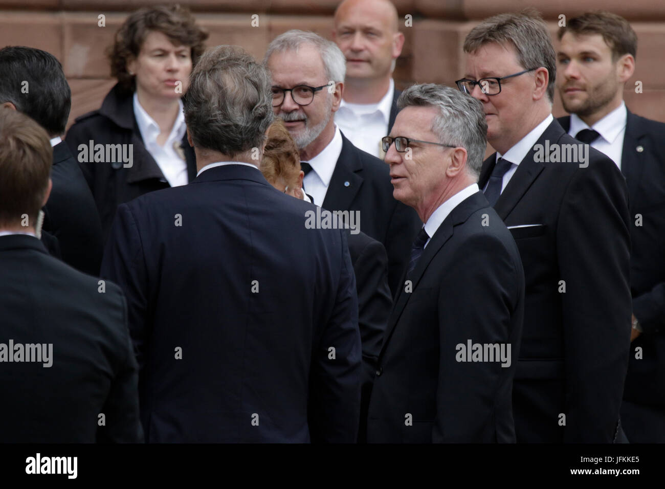 Speyer, Germany. 1st July 2017. Thomas de Maiziere (right), the German Minister of the Interior, arrives at the Speyer Cathedral. A funeral mass for the former German Chancellor Helmut Kohl was held in the Cathedral of Speyer. it was attended by over 100 invited guests and several thousand people followed the mass outside the Cathedral. Stock Photo