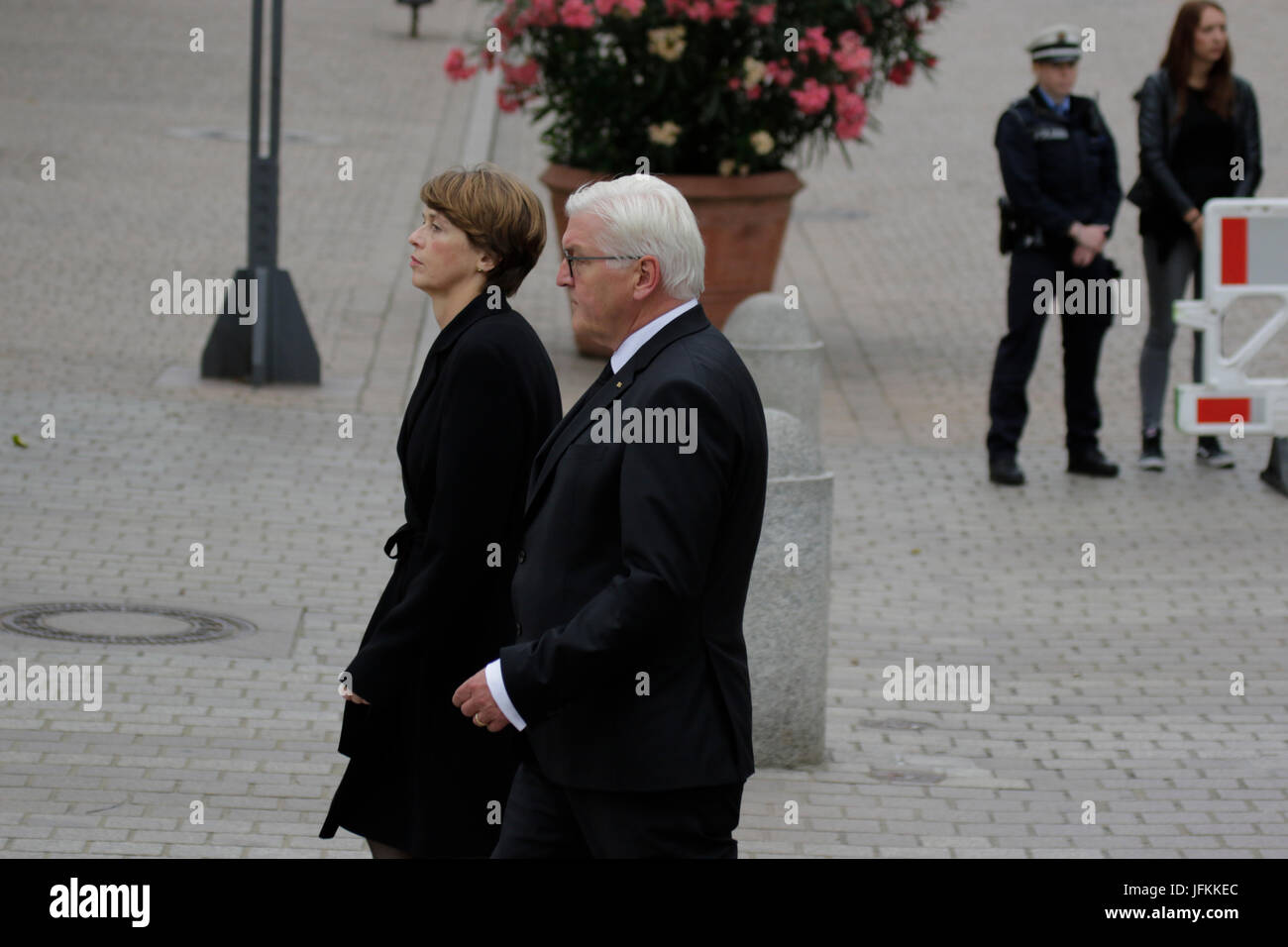 Speyer, Germany. 1st July 2017. Frank-Walter Steinmeier (right), the President of Germany, and his wife Elke Budenbender (left) arrive at the Speyer Cathedral. A funeral mass for the former German Chancellor Helmut Kohl was held in the Cathedral of Speyer. it was attended by over 100 invited guests and several thousand people followed the mass outside the Cathedral. Stock Photo