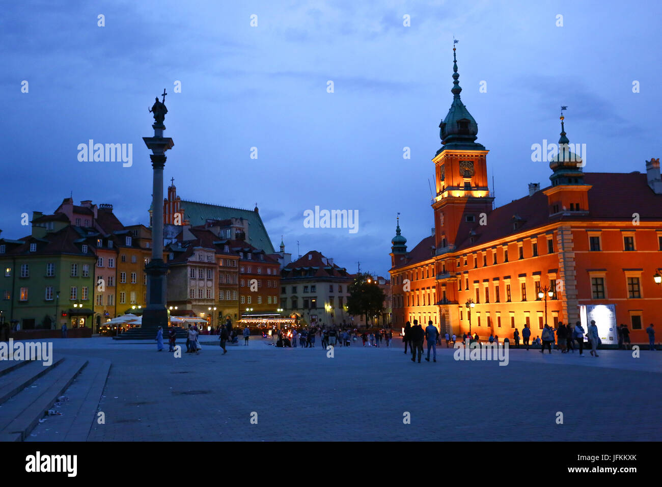 Poland, Warsaw, 1st July 2017: Tourists and visitors leave Old Town (Starowka) after rain starts and temperatures cool down. ©Madeleine Ratz/Alamy Live News Stock Photo