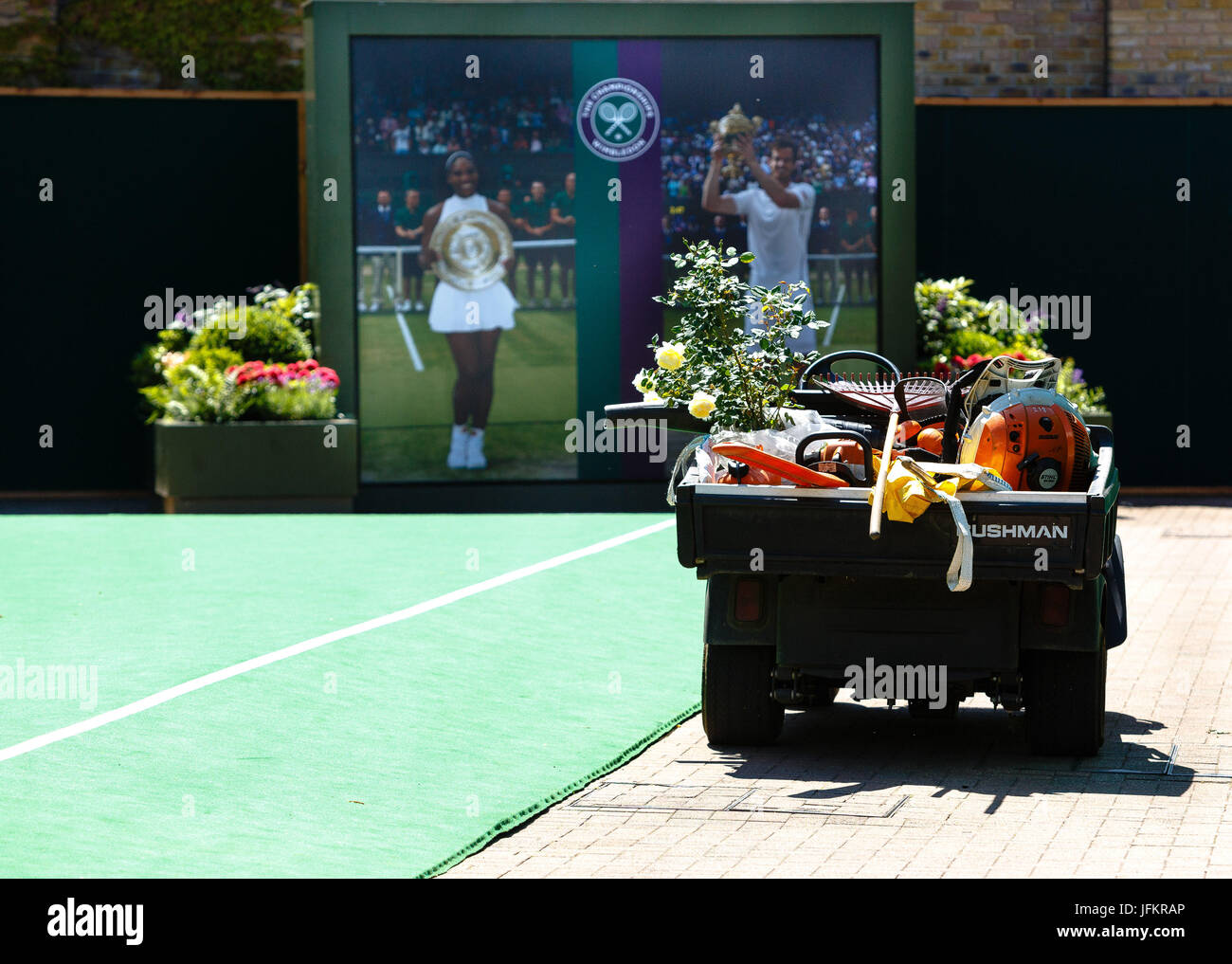 London, Great Britain, 2ndJuly 2017:Final preparations before the Wimbledon Tennis Championships 2017 at the All England Lawn Tennis and Croquet Club in London. Credit: Frank Molter/Alamy Live News Stock Photo