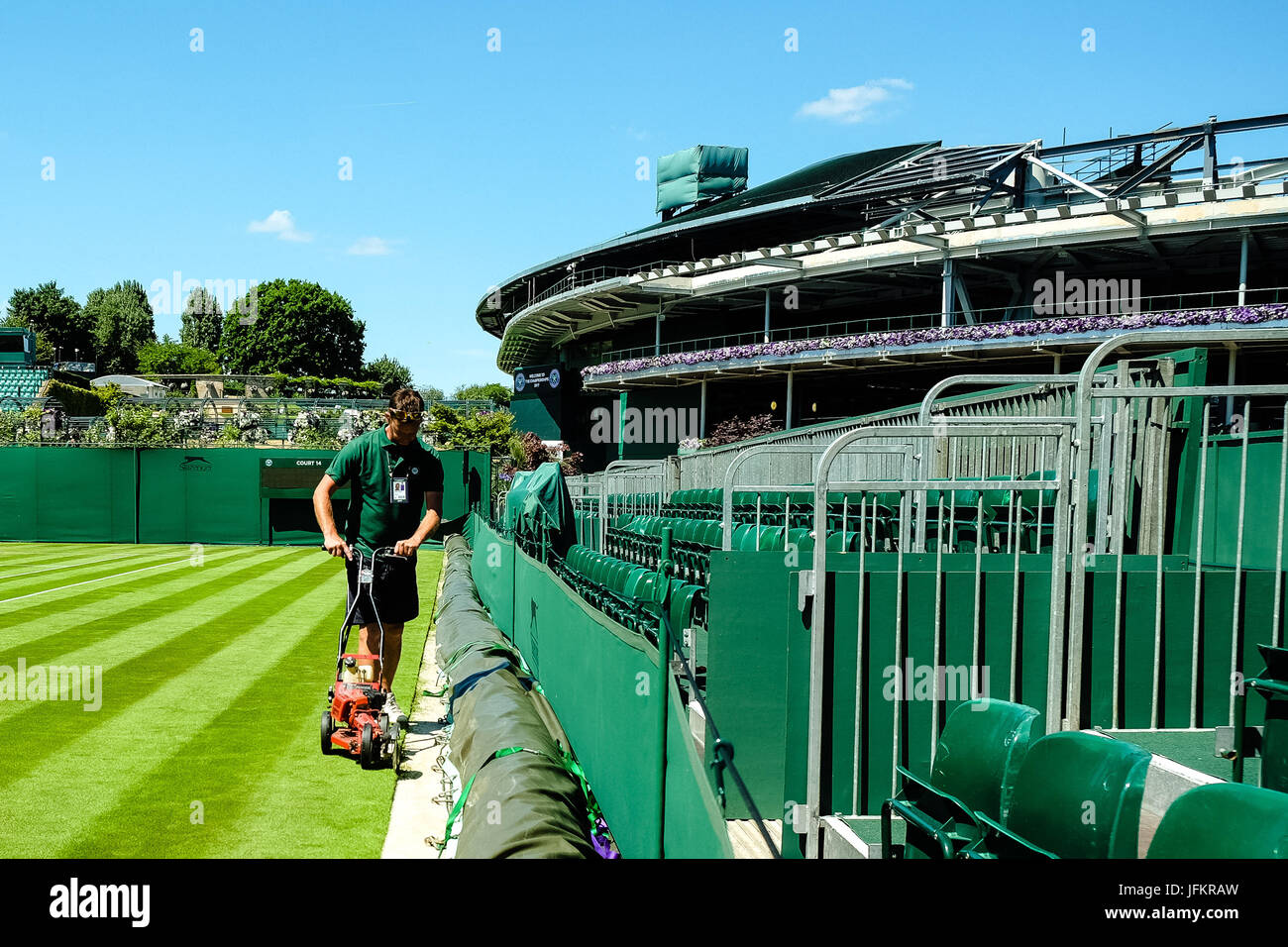 London, Great Britain, 2ndJuly 2017:Final preparations before the Wimbledon Tennis Championships 2017 at the All England Lawn Tennis and Croquet Club in London. Credit: Frank Molter/Alamy Live News Stock Photo