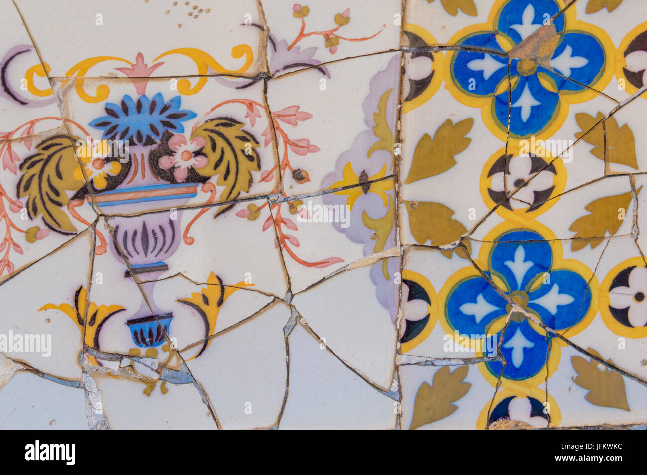 Antoni Gaudi broken tiles - Trencadis -  in Parc Guell Stock Photo