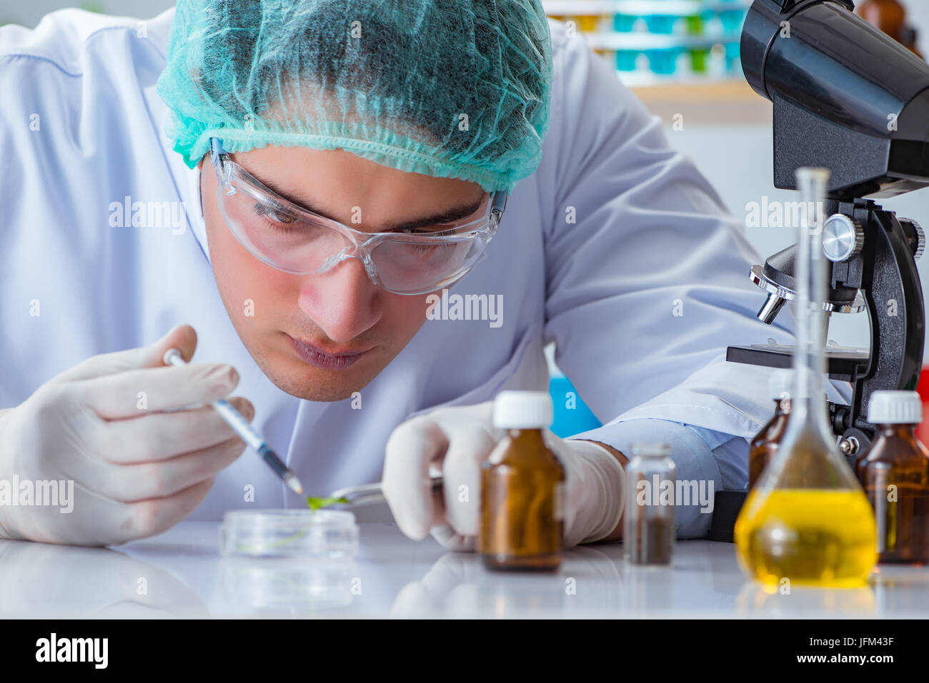 Biotechnology scientist working in the lab Stock Photo - Alamy