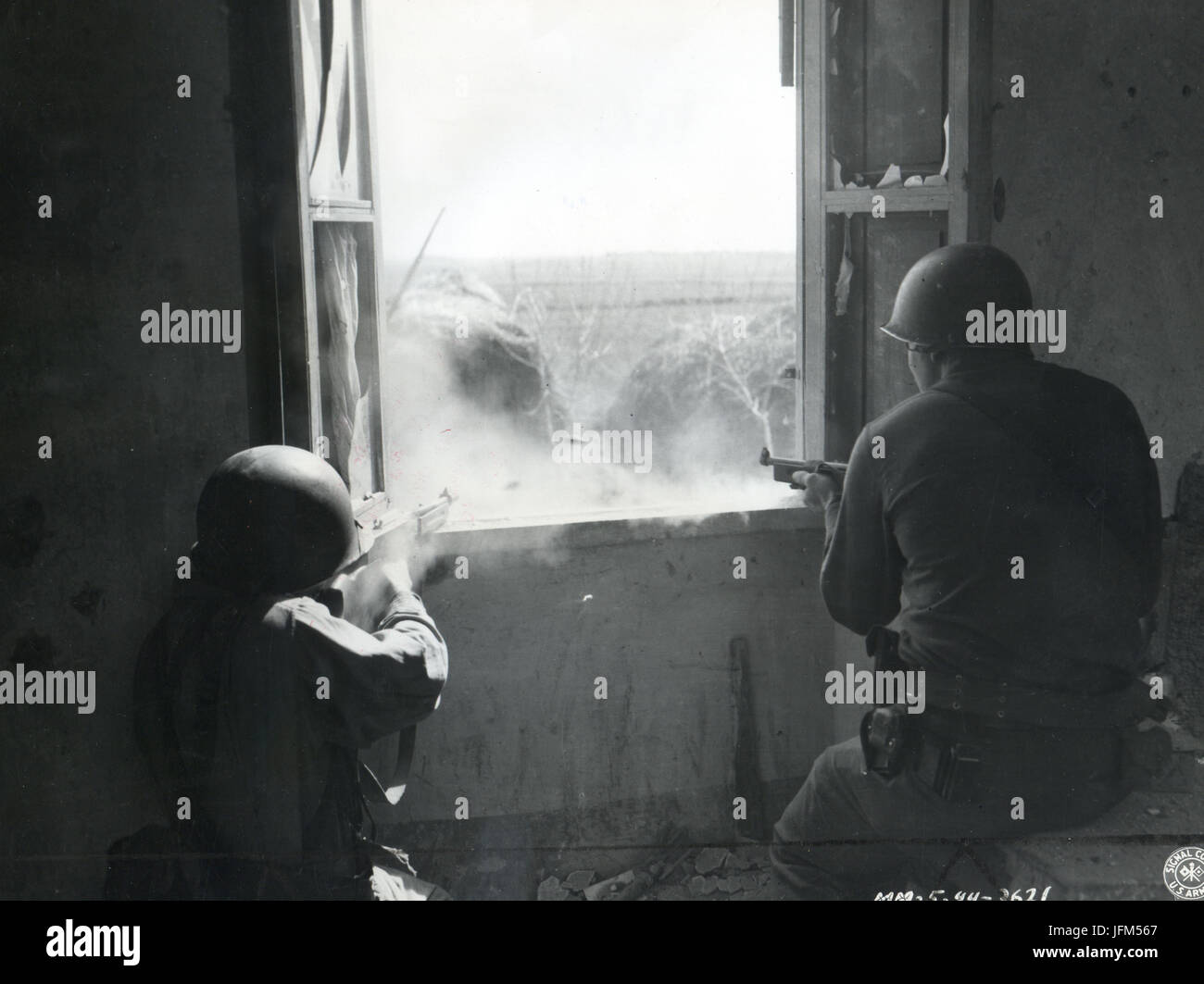 Tommygunners fire upon German lines from a farmhouse 400 yards away. Italy, 1944 Stock Photo
