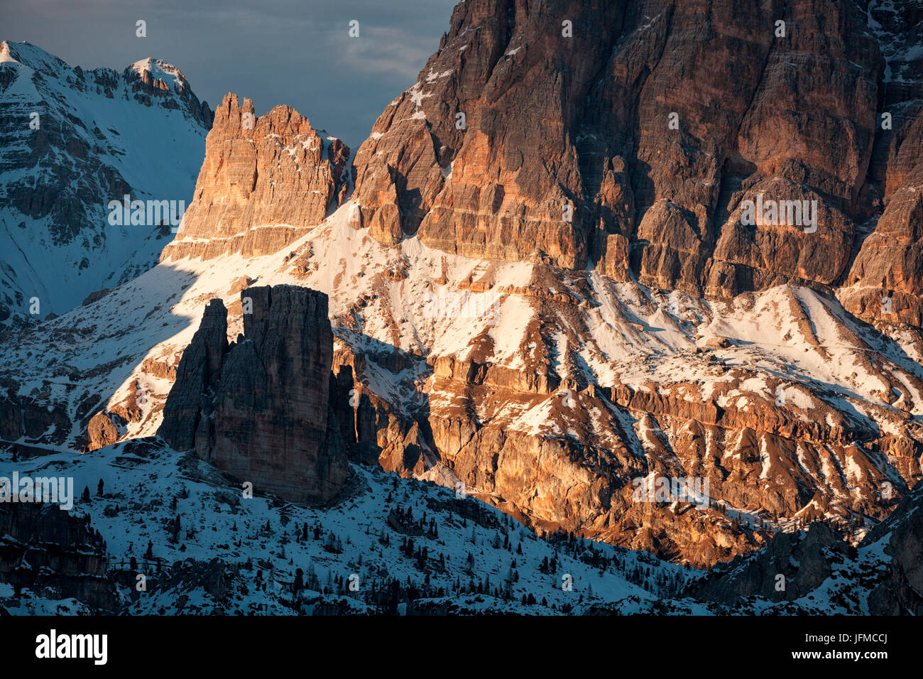 cinque-torri-ampezzo-dolomites-cortina-d-ampezzo-belluno-veneto