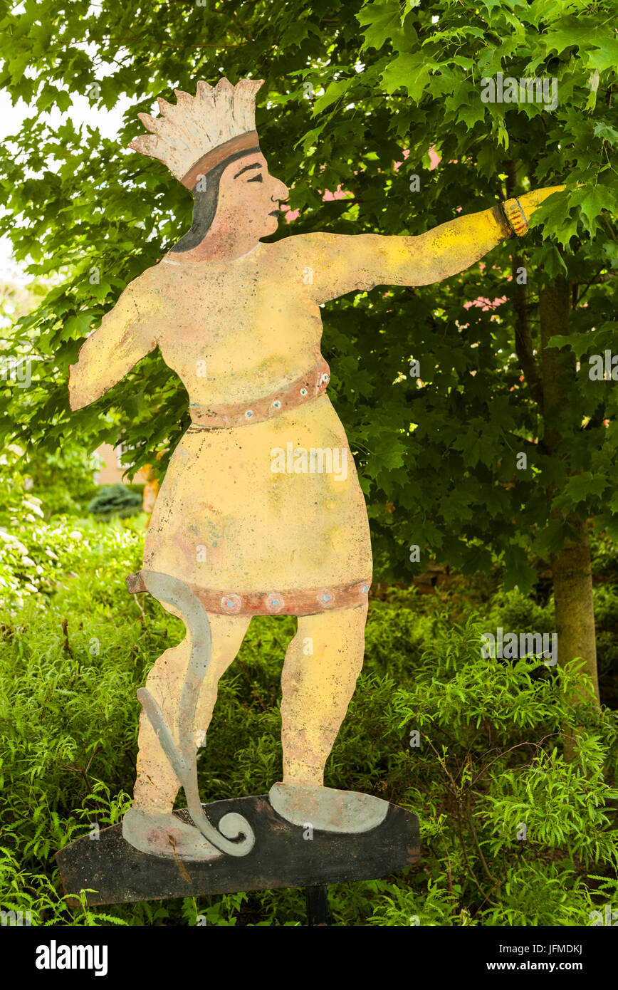 Native american indian statue hi-res stock photography and images - Alamy